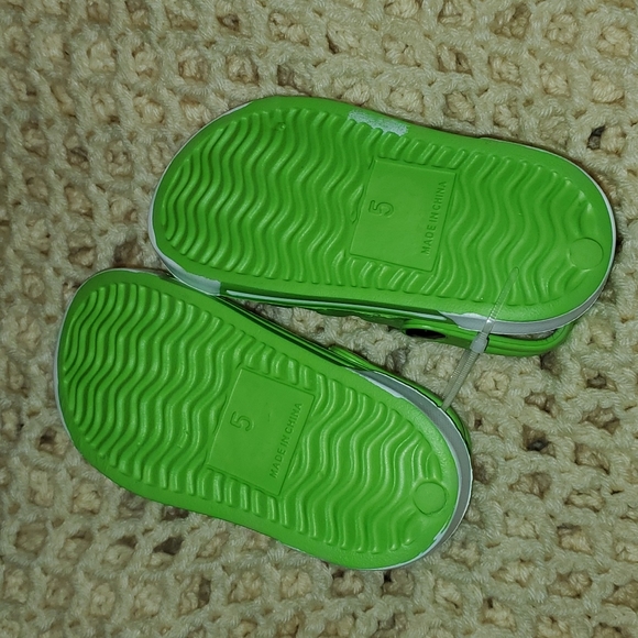 Kids size 5 Green and White croc like shoes - Picture 4 of 4
